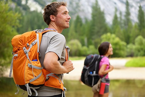 Zwei Wanderer mit Daypacks