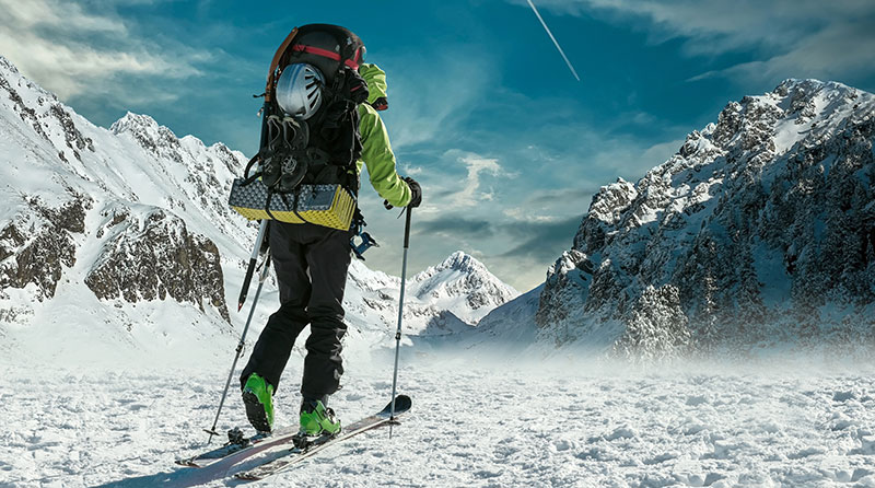 Skifahrer mit Tourenrucksack