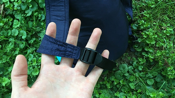 DIe schwarzen Schnallen zur Verstellung des Mini Rucksacks