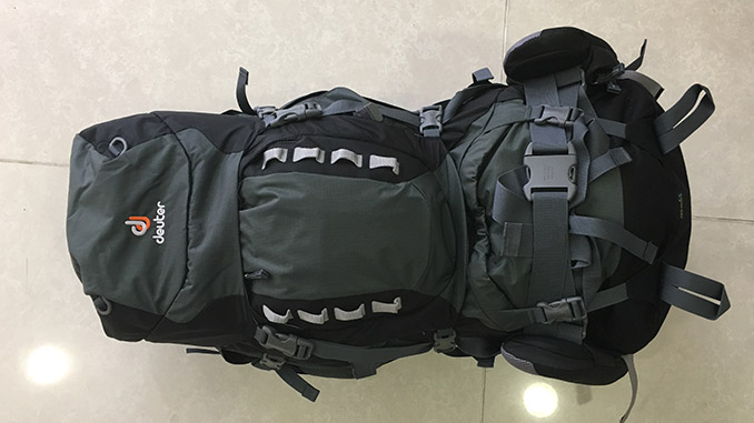 Backpacking Rucksack zusammengepackt fürs Flugzeug